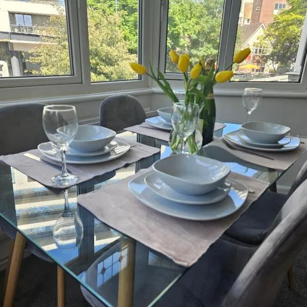 Stylish 2 bedroom town centre flat near beach