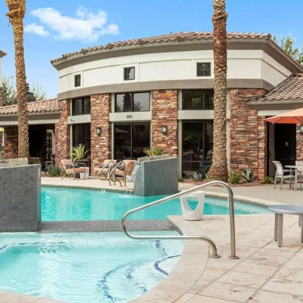 CozySuites Glendale by the stadium w pool 09