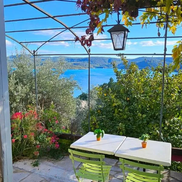 Studio avec terrasse et jolie vue sur le lac