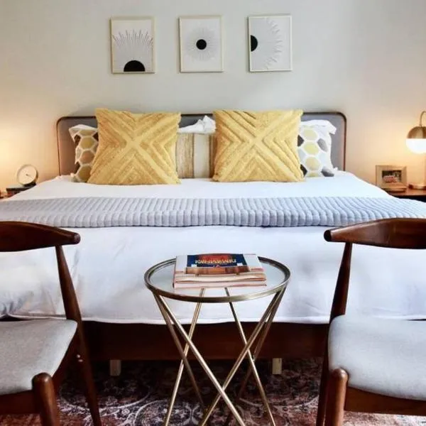 Mid-Century Modern Studio CHOC & St. Joseph