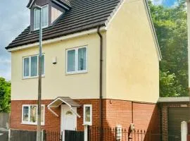 3 Bedroom Guest House in Dudley