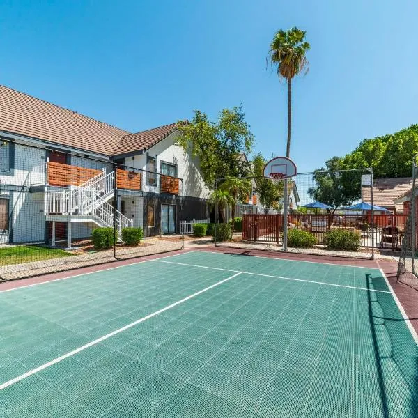 Metro PHX STUDIO QUEEN sleeps 4 HEATED POOL