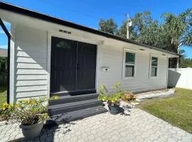 1br 1bath 10 min from Airport Tiny House sleeps 2