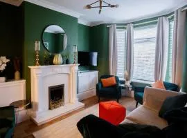 The Green House 3 Bed House - Contractors, Families, Free Parking, close to city centre