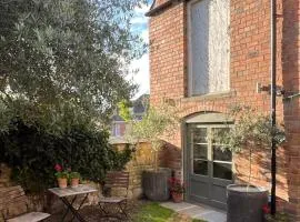 Victorian Red Brick Barn in the Heart of Stamford