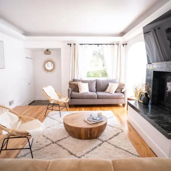 Sunny and Stylish 4BE 2BA Venice Beach Oasis