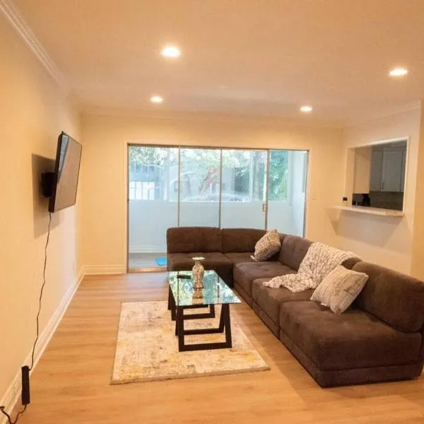 KING Size Bed in Cozy, Modern Hollywood Place
