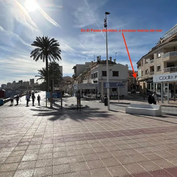 En el Paseo Maritimo, a escasos metros del mar